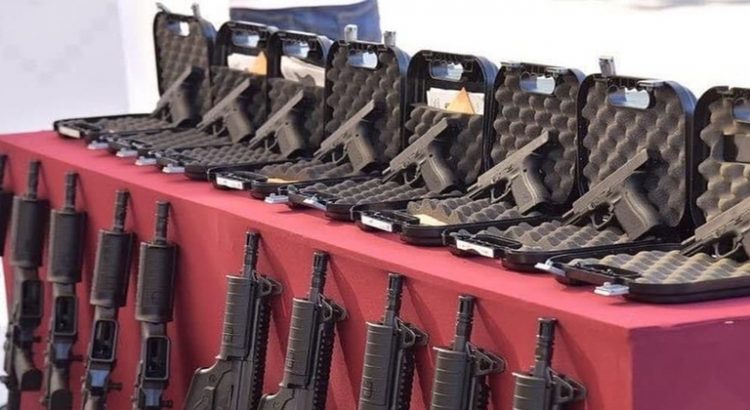 El gobernador de Sonora entrega armas a la Secretaría de Seguridad pública de Cajeme