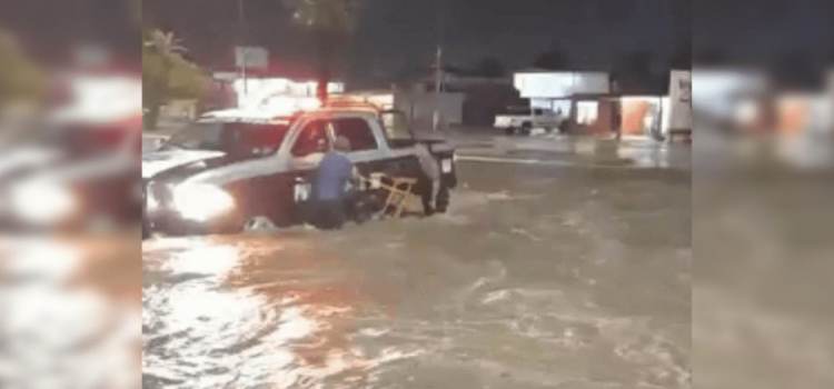 Rescatan a padre e hija tras ser arrastrados por la corriente