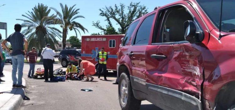 Motociclista se estrella contra automóvil por pasarse el alto