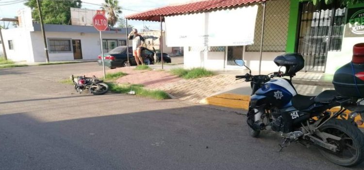 Motociclista no respeta señalamientos y se impacta contra un vehículo