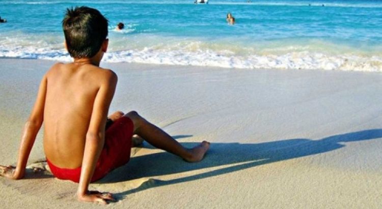 Policía entrega pulseras a niños en playas