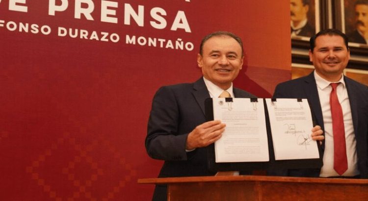 Firma Durazo iniciativa de ley de notarías