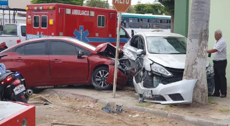 Aparatoso choque deja cuantiosos daños en Navojoa