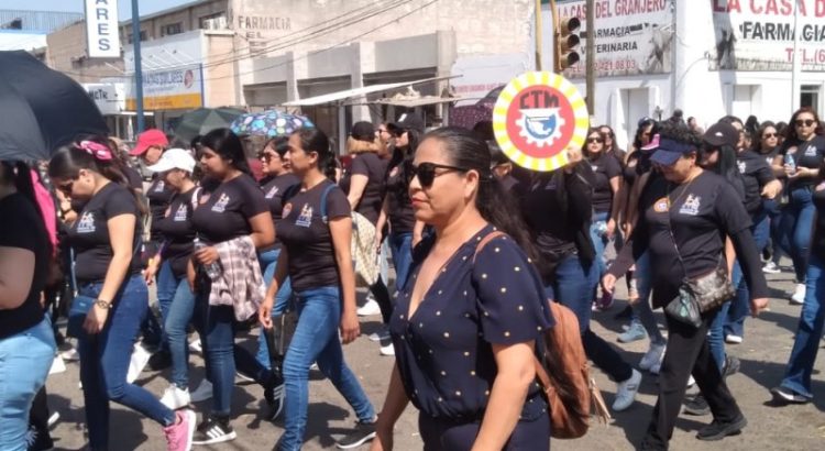 Marchan obreros en Navojoa