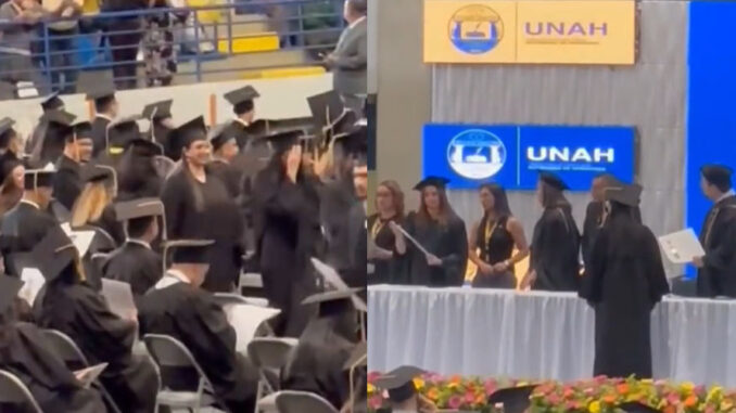 Le roban su título universitario en plena graduación