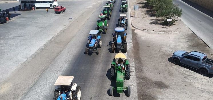 Productores de trigo y maíz protestan en la caseta Fundición en Navojoa