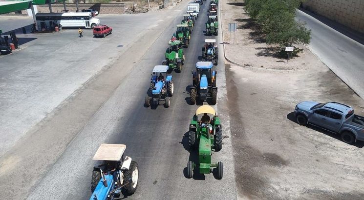 Productores de trigo y maíz protestan en la caseta Fundición en Navojoa