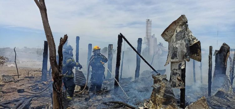 Voraz incendio consume casa de material en colonia Juárez de Navojoa