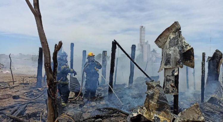 Voraz incendio consume casa de material en colonia Juárez de Navojoa