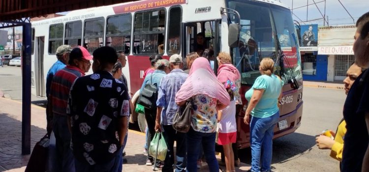 Navojoenses sufren el calor en camiones