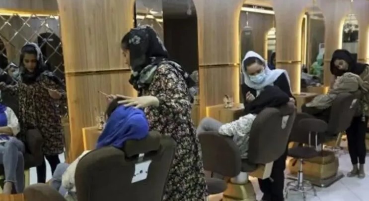 Prohíben Talibanes salones de belleza para mujeres