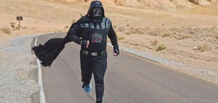 Vestido como Darth Vader corrió por el Valle de la Muerte