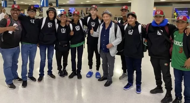 Actor de Hollywood le ‘invita’ la cena a equipo de béisbol mexicano de Navojoa