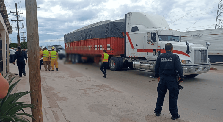 Ciclista fallece aplastado por tráiler