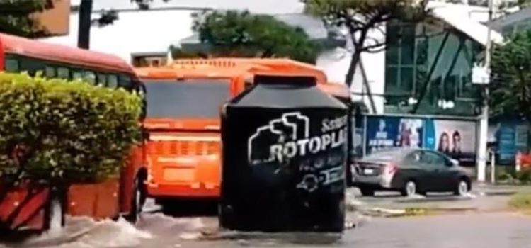 Chocó camión de pasajeros contra …  tinaco Rotoplas