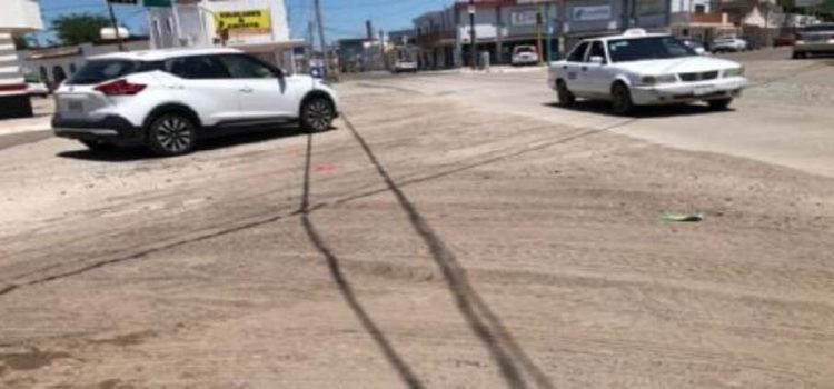 Exceso de tierra y piedras en las calles de Navojoa destruye su poco pavimento