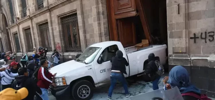 Escándalo en Palacio Nacional: Normalistas de Ayotzinapa protagonizan incidente