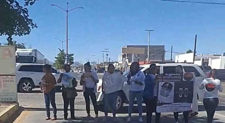 Realizan madres y familiares de personas desaparecidas de Altar, Sonora bloqueo en la carretera internacional